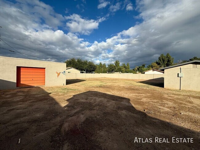 Building Photo - 3412 W Orangewood Ave