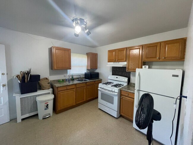 Building Photo - 30-31 st