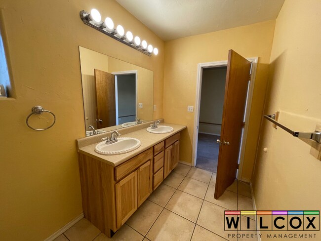 Building Photo - Charming 2-Bedroom Home Steps from Local Conveniences