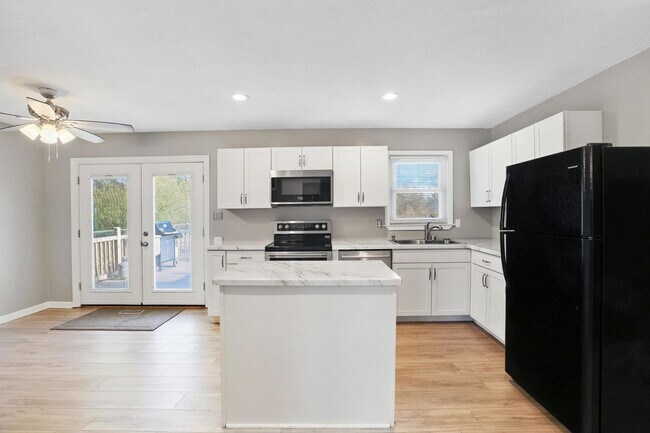 Building Photo - Pet Friendly Rental with no carpet!
