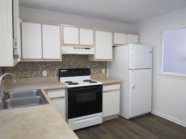 Building Photo - 300 Meadowbrook Ln