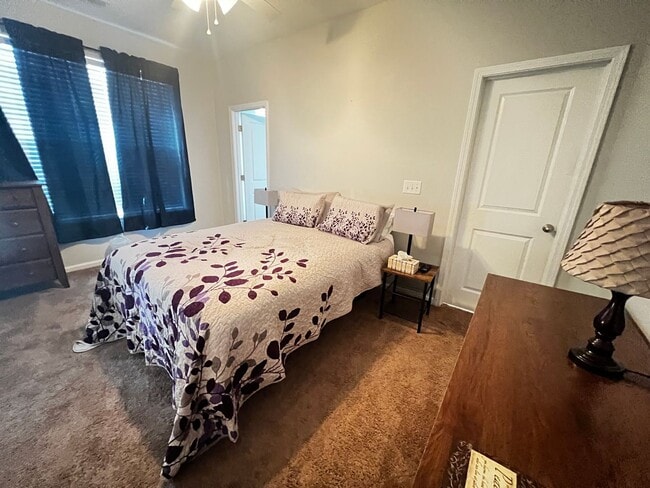 Building Photo - Beautiful 4 Bedroom, 3.5 Bath, Town Home at Tuscany is Available Now!