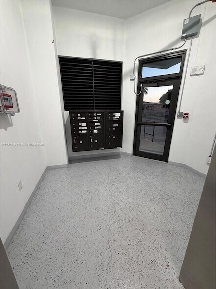 Building Photo - 859 E 24th St