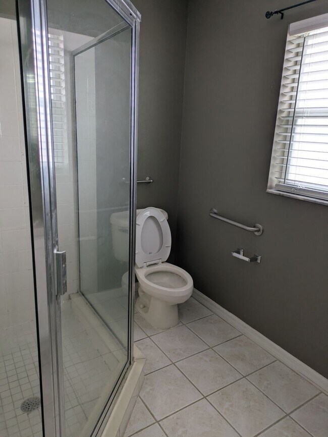 Building Photo - 866 Oak Forest Dr