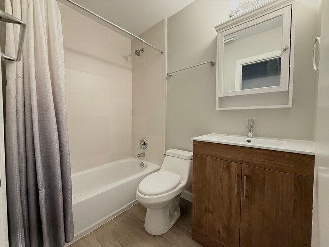 Building Photo - 1001 W 9th St