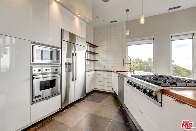 Building Photo - 3850 Rambla Orienta