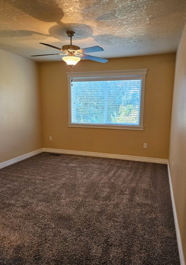 Building Photo - Centrally located 3bed/2.5bath townhome w/...