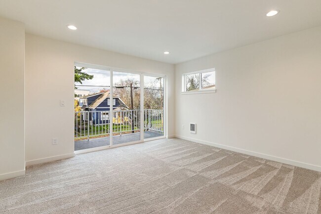 Building Photo - Halleck Townhomes Triplex