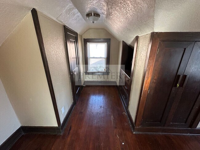 Building Photo - 5830 Tracy Ave