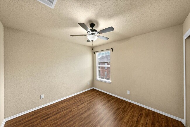 Building Photo - 1 Month Free Rent with an 18 Month Lease!!!