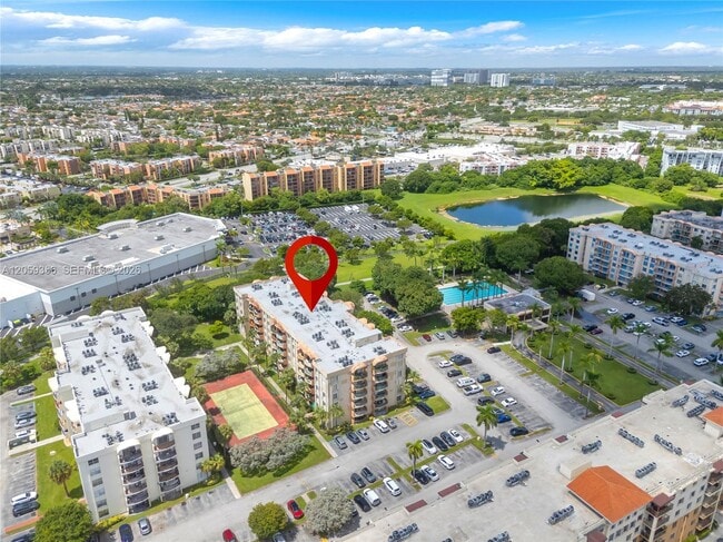 Building Photo - 9320 Fontainebleau Blvd