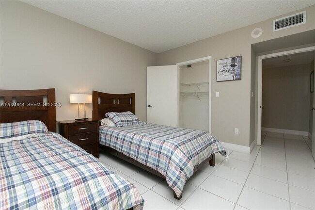 Building Photo - 8855 Collins Ave