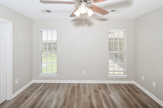 Building Photo - 5370 Russell Dr