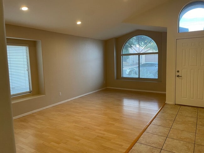 Building Photo - Prime Tempe Location!