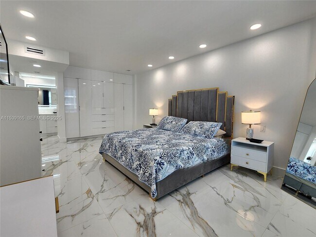 Building Photo - 3505 S Ocean Dr