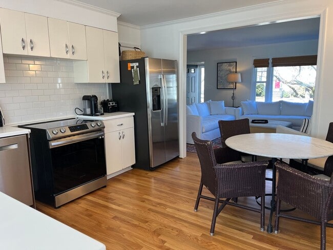 Building Photo - 3 Bedroom 2 Bath Furnished House Near Southport