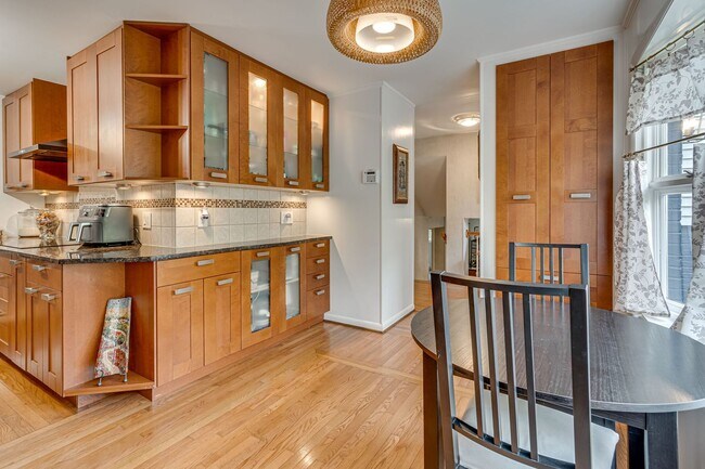 Building Photo - Charming 4 Bed SFH in Alexandria!