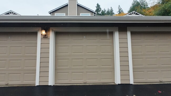 Building Photo - Sunny and Bright 2 Bedroom 1 Bathroom Cond...