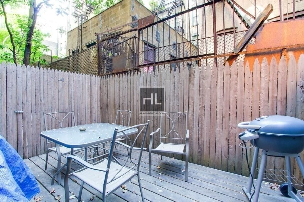 Building Photo - Mott Street