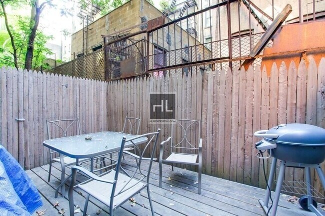 Building Photo - Mott Street