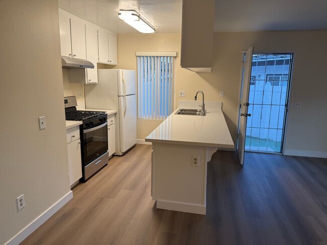 Building Photo - 8266-8266 Linden Rd