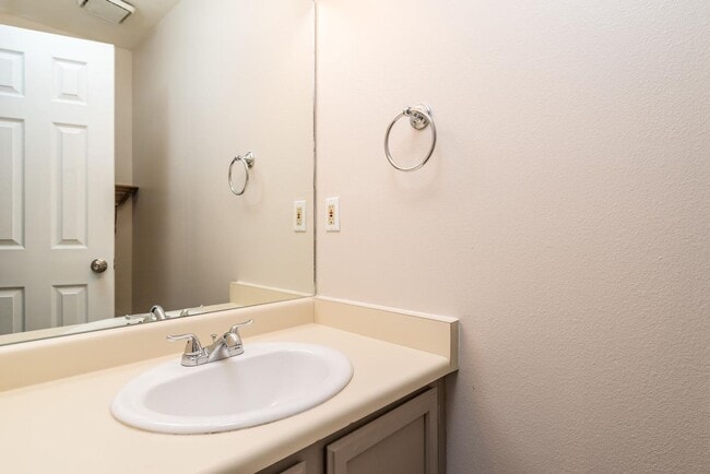 Building Photo - Spacious 3 Bedroom, 3 Bathroom Willowbrook Condo in Gunbarrel