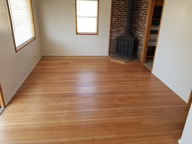 Building Photo - Beautiful Remodeled 3bd 2ba House in Wiseb...