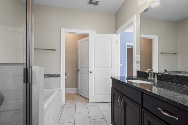 Building Photo - 2561 Lantana Ln