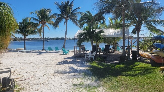 Building Photo - 13 Loafing St