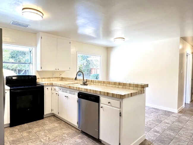 Building Photo - Lovely 3+ Bedroom Single Story Home in San Rafael!