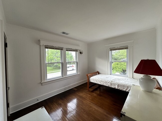 Building Photo - 5 bedrooms, 2.5 bathrooms
