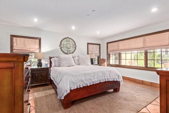 Building Photo - MUST SEE!!! FULLY-FURNISHED LUXURIOUS 6 Be...