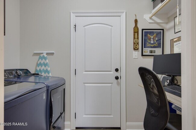 Building Photo - 301 Oak Hill Ln