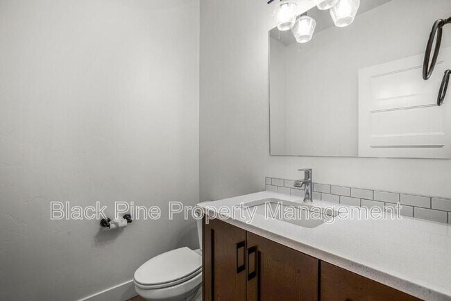 Building Photo - 2167 Klemmer Ave N