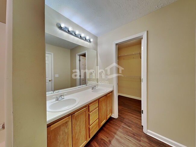 Building Photo - 913 Tom Hailey Blvd