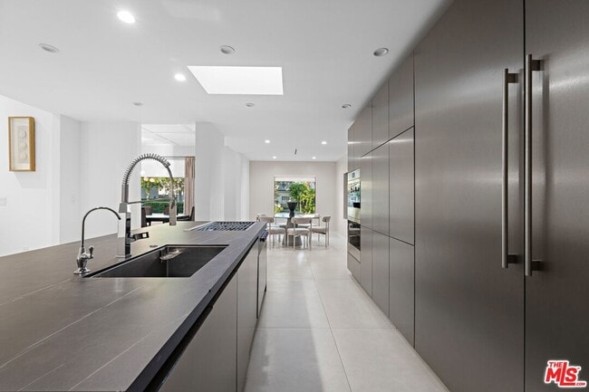 Building Photo - 201 S Bedford Dr