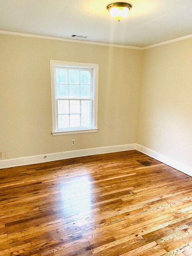 Building Photo - ** 3 bed 1 bath located close to Jackson Hospital ** Call our self showing number to schedule a t...