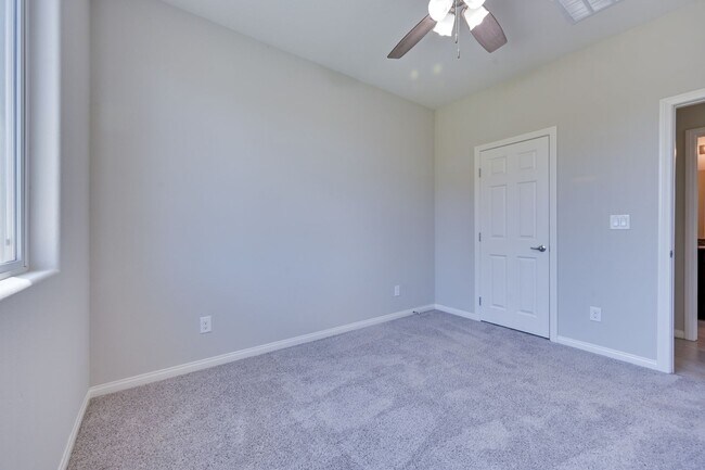 Building Photo - NW!! Solar!!  Gated!!  Bed and bath downst...
