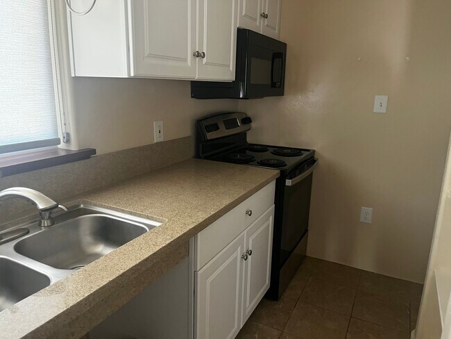 Building Photo - 40642 Sierra Dr