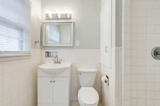 Building Photo - Wonderful 3/2/1 in Central Lubbock!