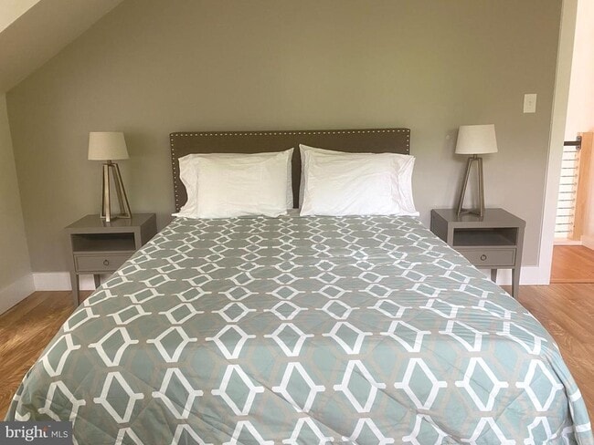 Building Photo - 3550 Bay View Dr