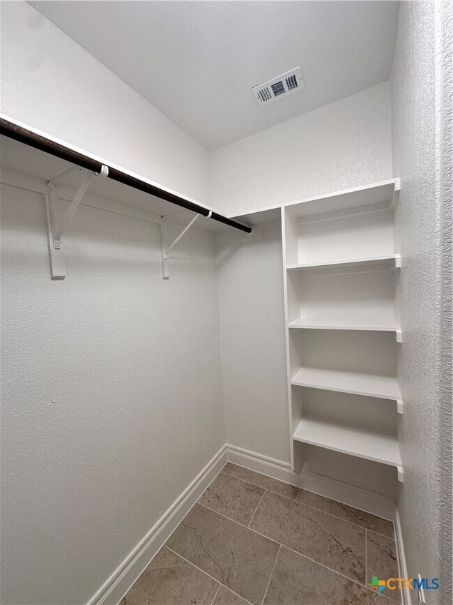 Building Photo - 2017 Ridge View Dr