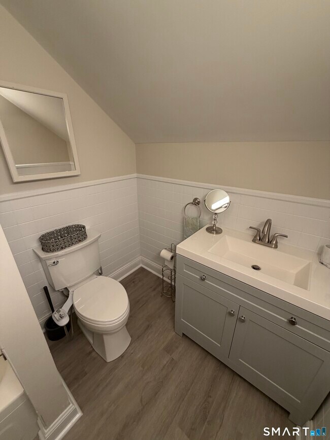 Building Photo - 11 Bonazzo Dr