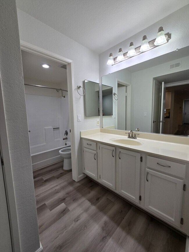 Building Photo - Remodeled Lower Level Condo in Oakland, CA...