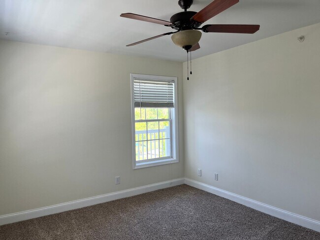 Building Photo - 3 bedroom, 2 bath condo with balcony, new floors, and new paint.