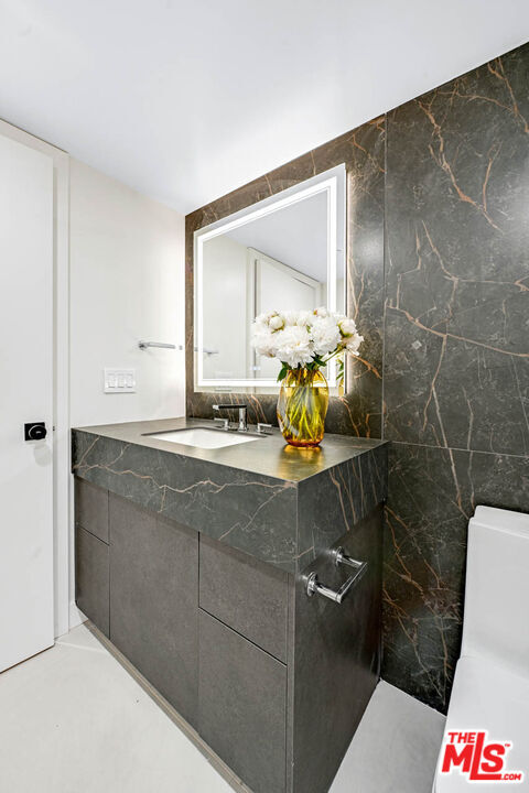 Building Photo - 350 N Palm Dr