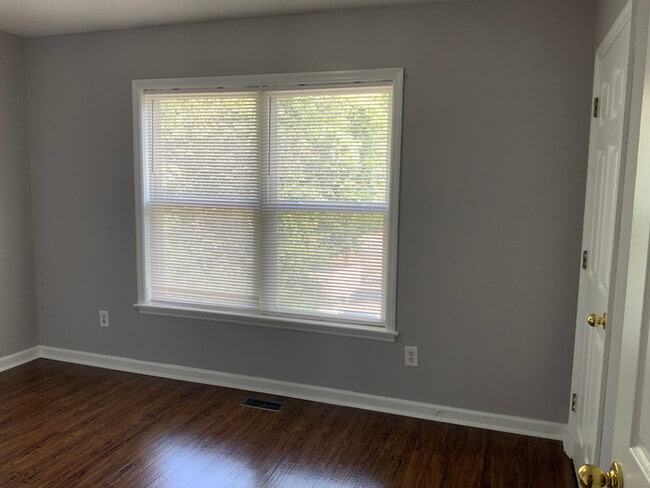 Building Photo - 206 W 15th St