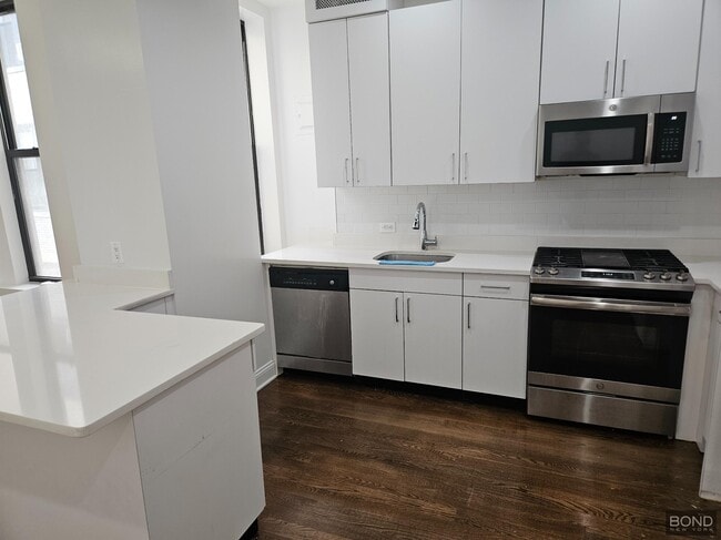 Building Photo - 200 W 58th St