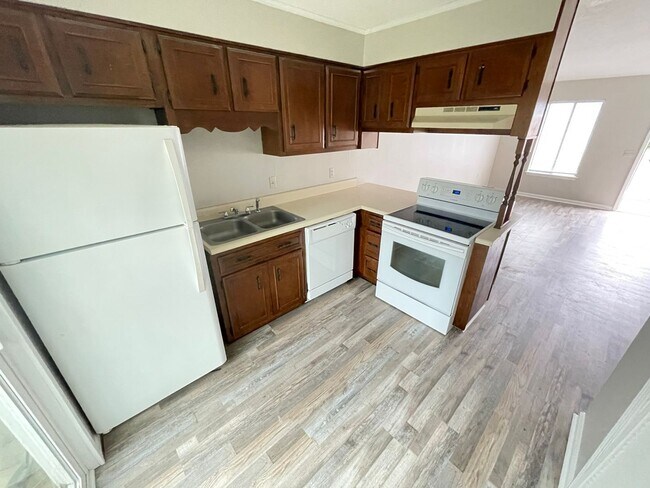 Building Photo - Southern Villas 33