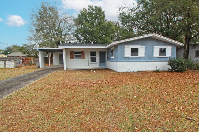 Building Photo - Updated 3-Bedroom Home with Carport & Outd...